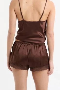 Pantalón corto de seda con detalles de encaje