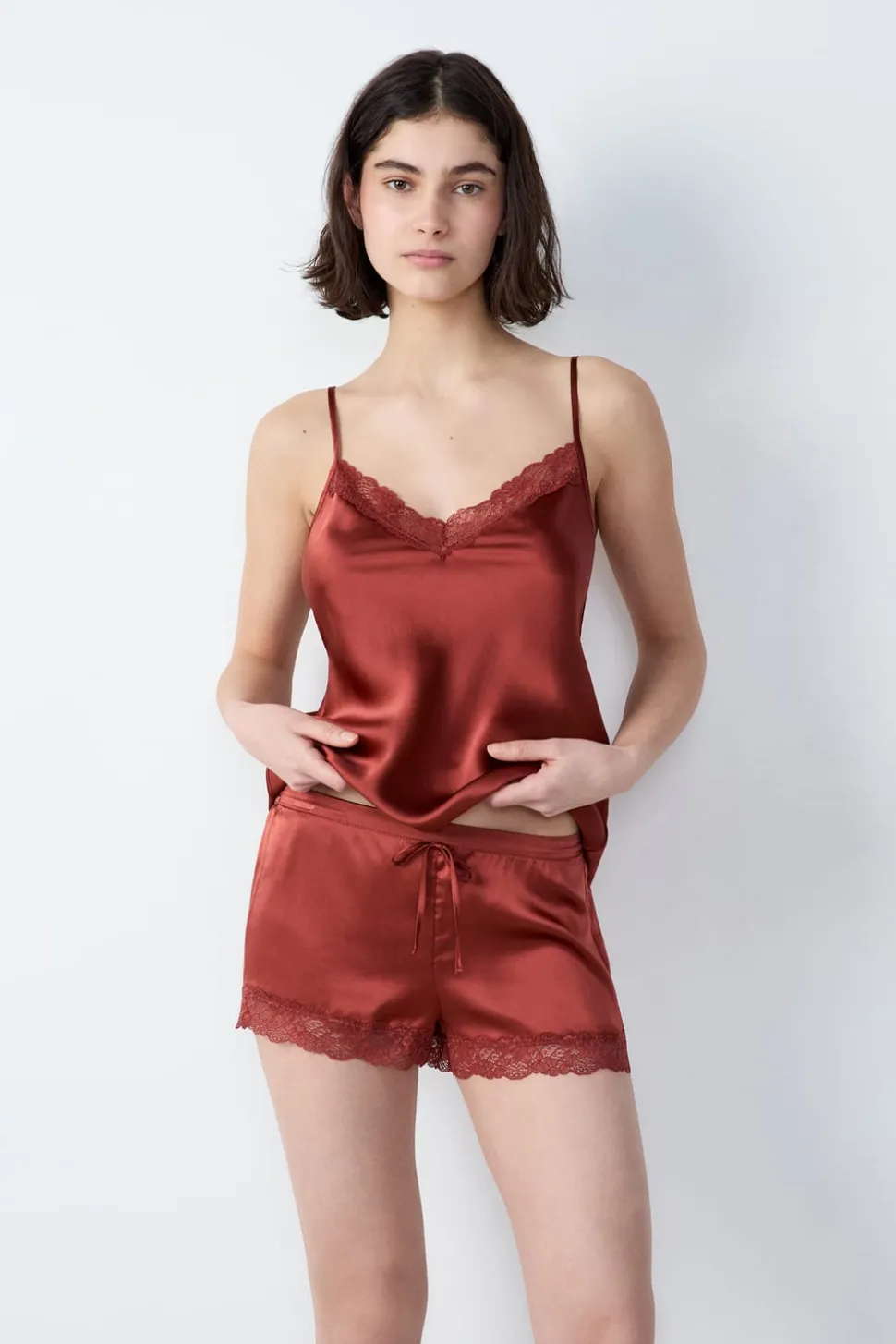 Pantalón corto de seda con detalle de encaje