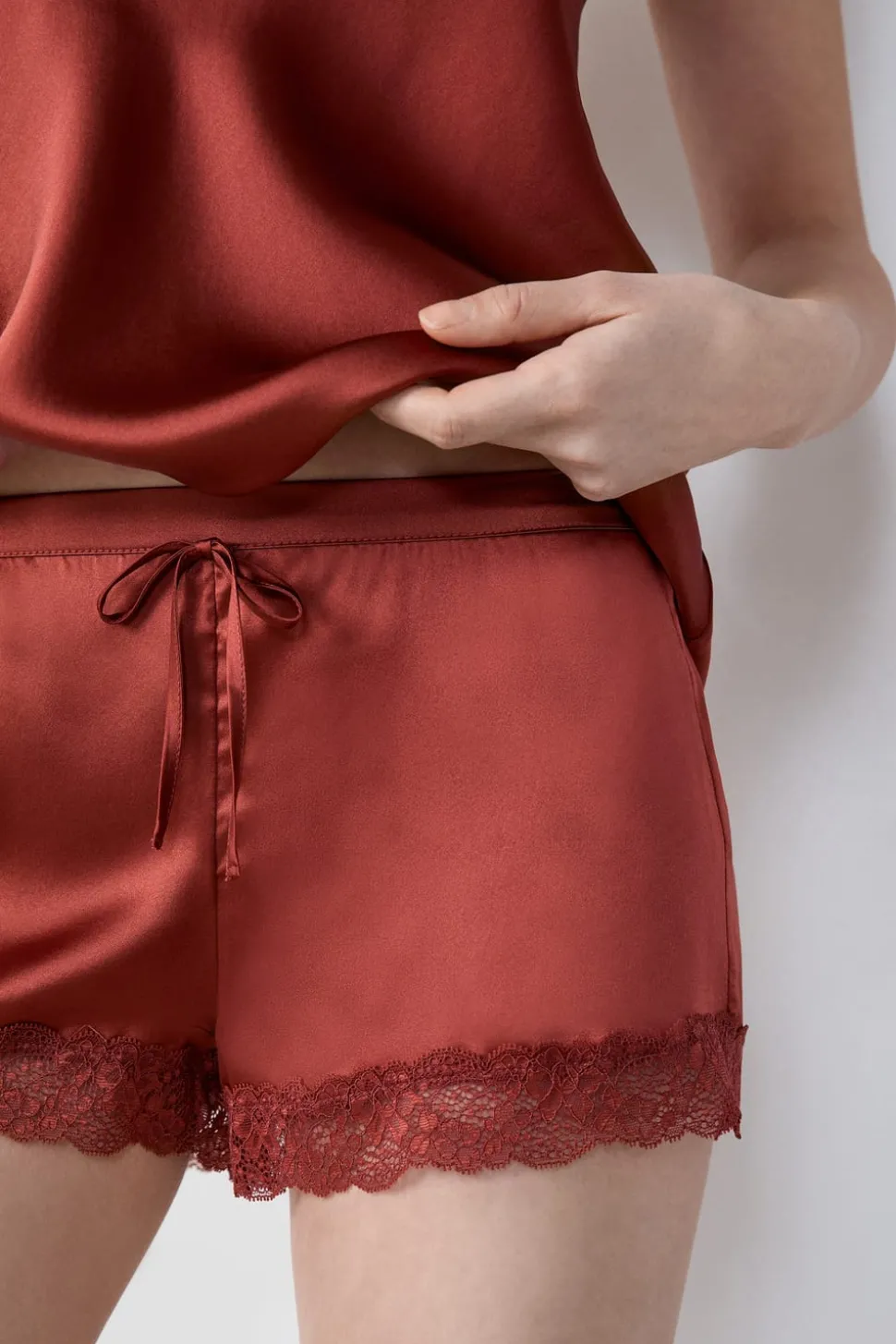 Pantalón corto de seda con detalle de encaje