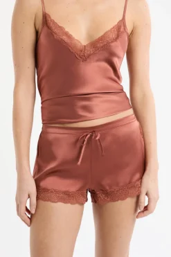 Pantalón corto de seda con detalles de encaje