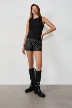 Pantalón corto efecto piel