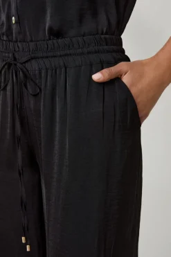 Pantalón satinado de corte ancho