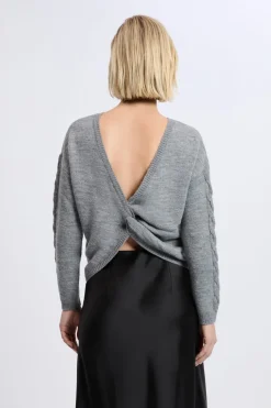 Pull torsadé dos nu