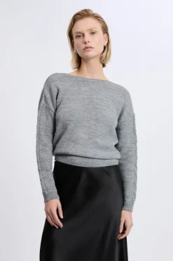 Pull torsadé dos nu