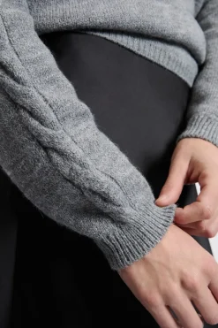 Pull torsadé dos nu