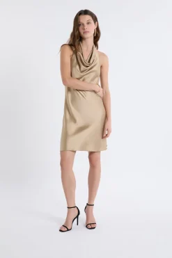 Robe satinée avec col benitier