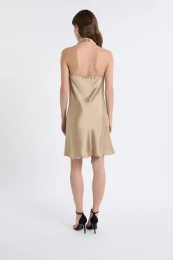 Robe satinée avec col benitier