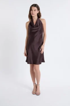 Robe satinée avec col benitier