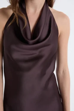 Robe satinée avec col benitier