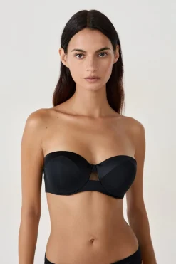Sujetador bandeau con finas copas y tirantes desmontables