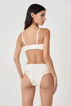 Sujetador bandeau con finas copas y tirantes desmontables