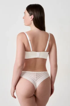 Sujetador bandeau con finas copas y tirantes desmontables