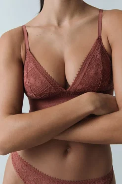 Sujetador N.8: triángulo sin aros de encaje