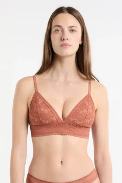 Sujetador N.8: triángulo sin aros de encaje