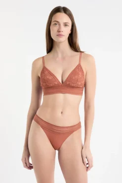 Sujetador N.8: triángulo sin aros de encaje