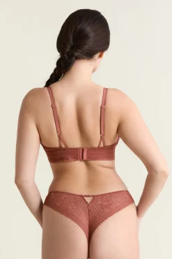 Sujetador N.8: triángulo sin aros de encaje