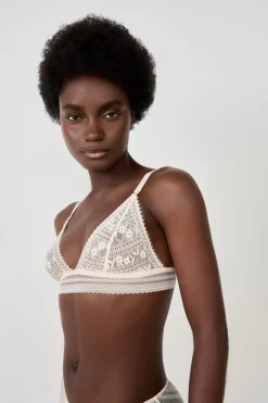 Sujetador triangular sin aros de encaje