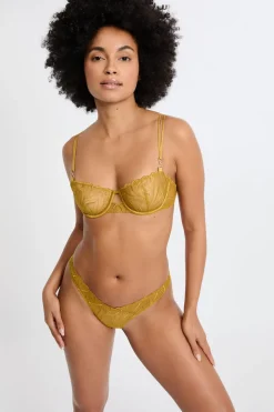 Tanga con bordado floral