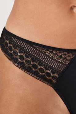 Tanga con detalles de encaje