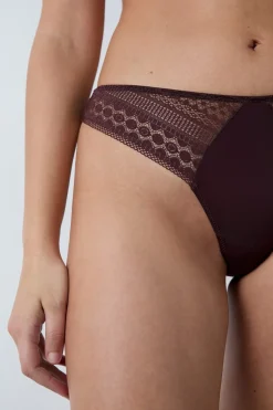 Tanga con detalles de encaje