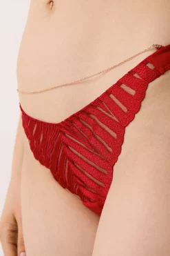 Tanga de encaje con detalles de bisutería