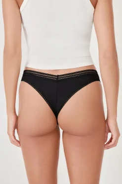 Tanga en V de microfibra y encaje