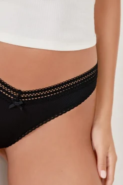 Tanga en V de microfibra y encaje