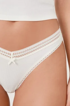 Tanga en V de microfibra y encaje