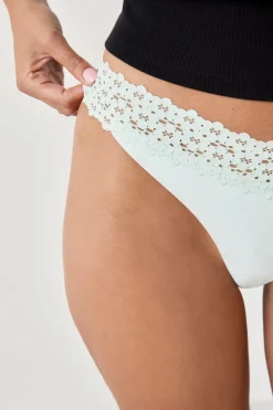 Tanga V-shape de microfibra y encaje