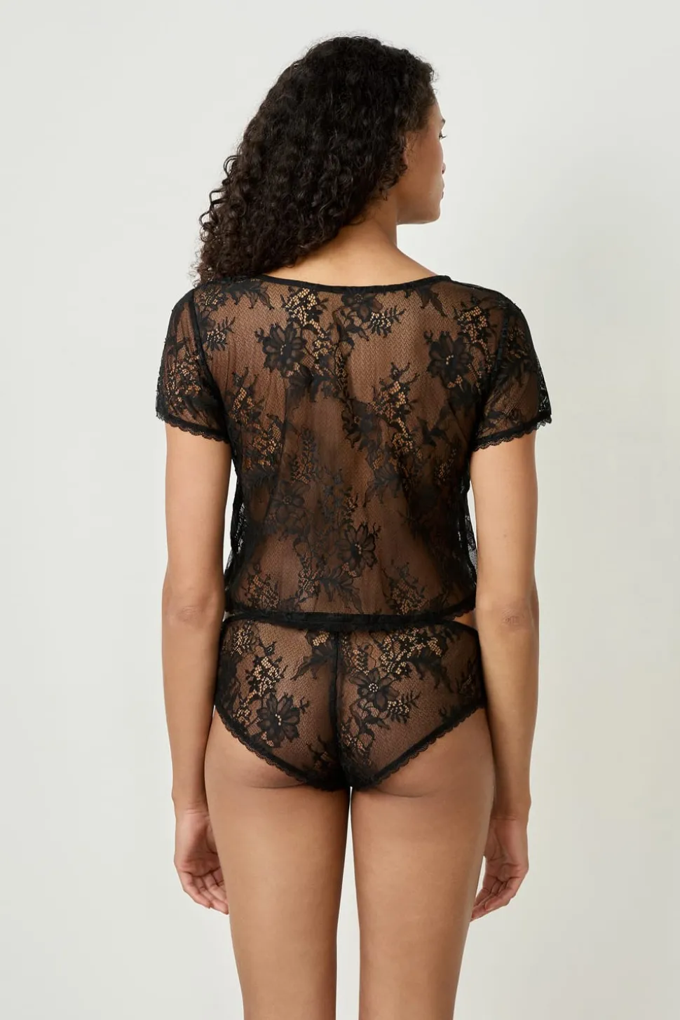 Top bordado de manga corta