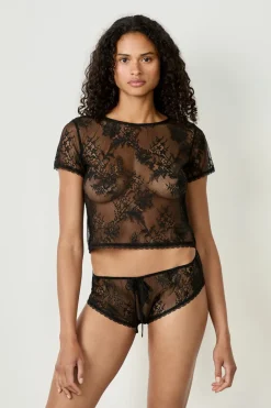 Top bordado de manga corta