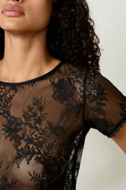 Top bordado de manga corta