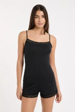 Top con detalles de encaje