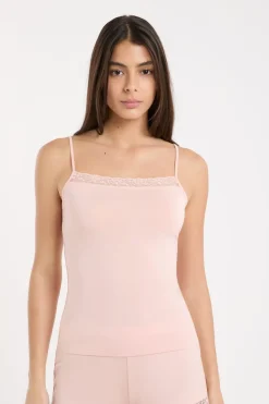 Top con detalles de encaje