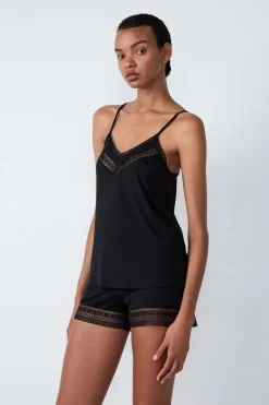 Top con tirantes finos y escote de encaje