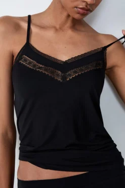 Top con tirantes finos y escote de encaje