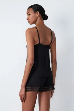 Top con tirantes finos y escote de encaje