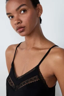 Top con tirantes finos y escote de encaje