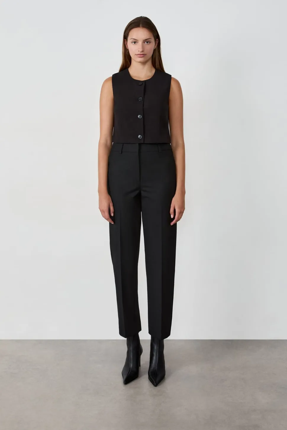 Top corto sin mangas con botones