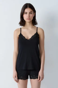 Top de modal con escote de encaje