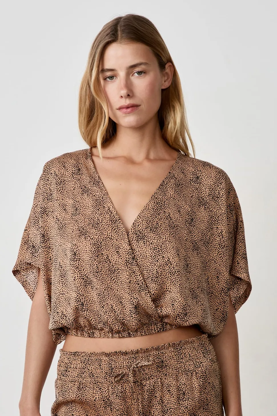 Top de satén de manga corta