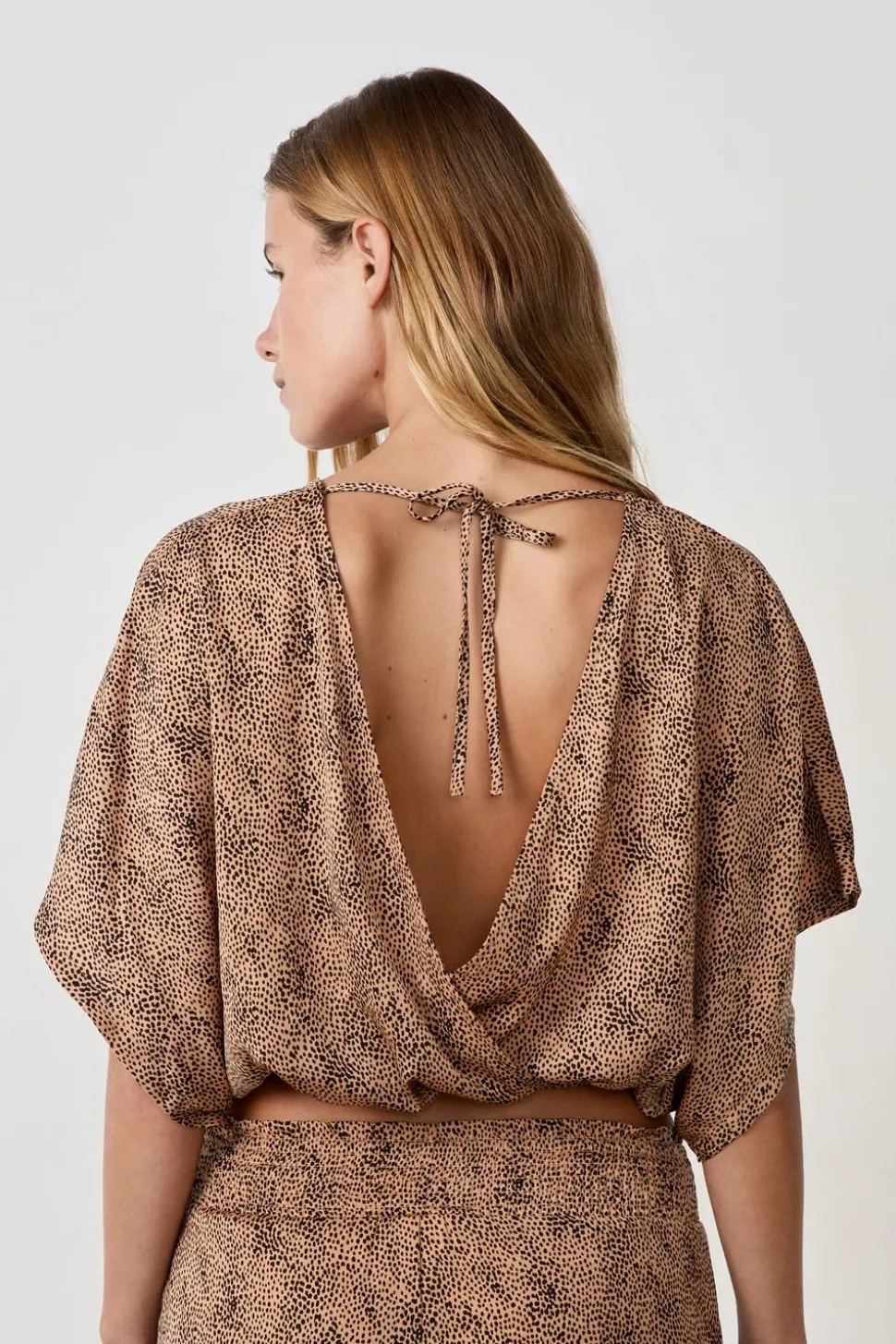 Top de satén de manga corta