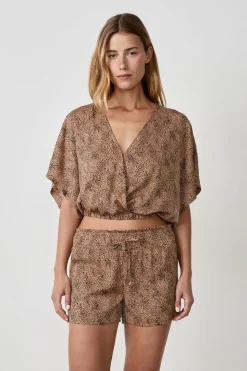 Top de satén de manga corta