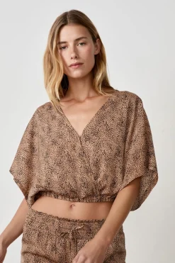 Top de satén de manga corta