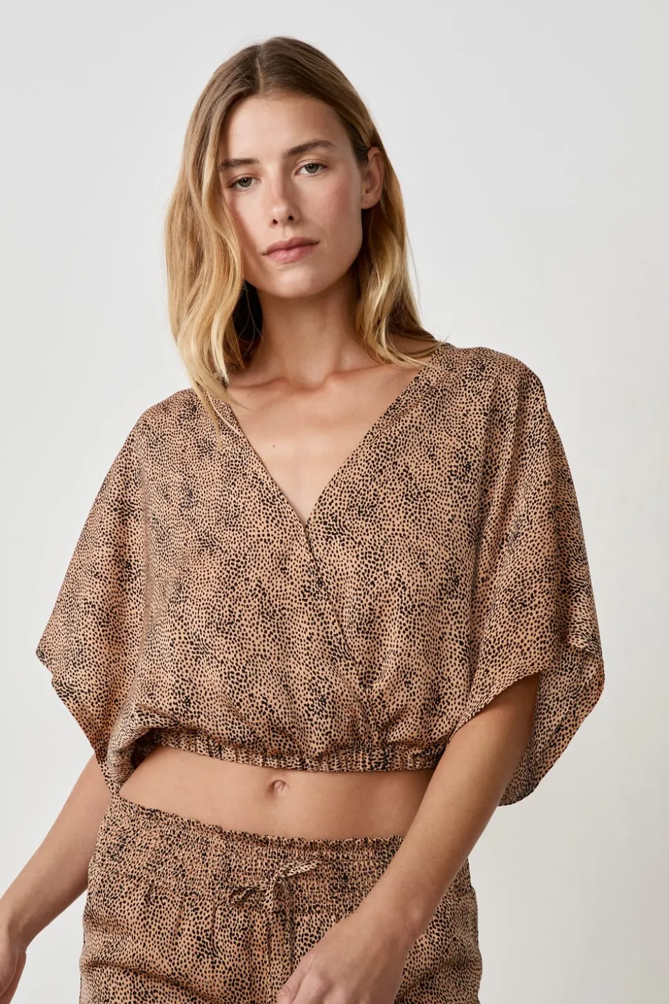 Top de satén de manga corta