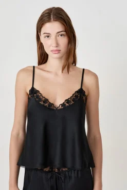 Top de tirantes satinado con detalles de encaje