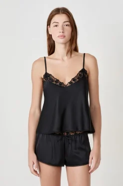 Top de tirantes satinado con detalles de encaje