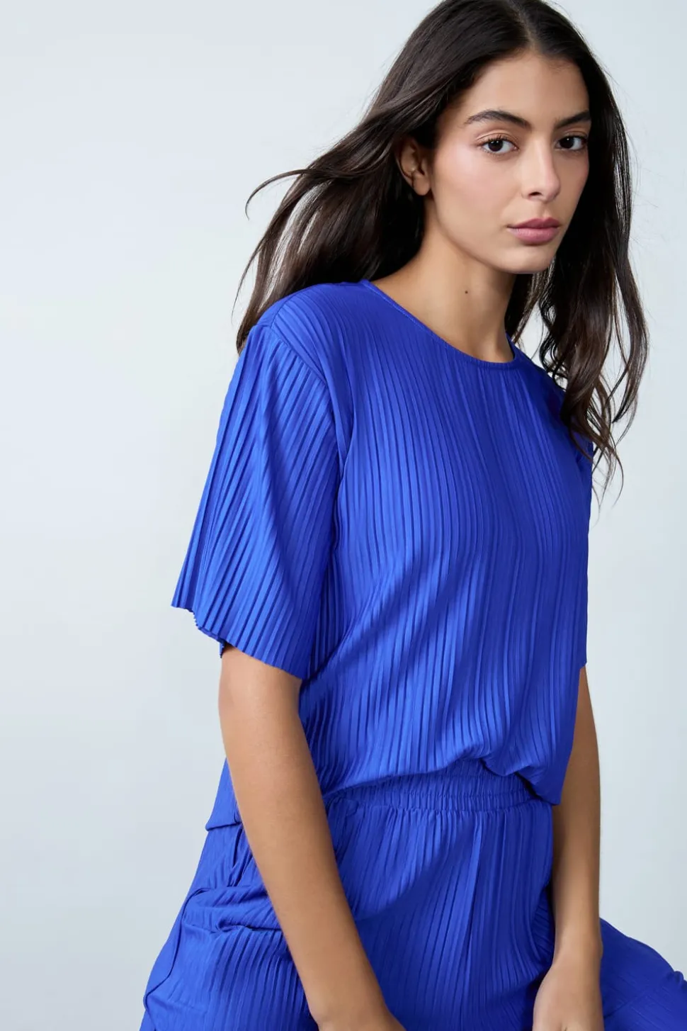 Top plisado de manga corta