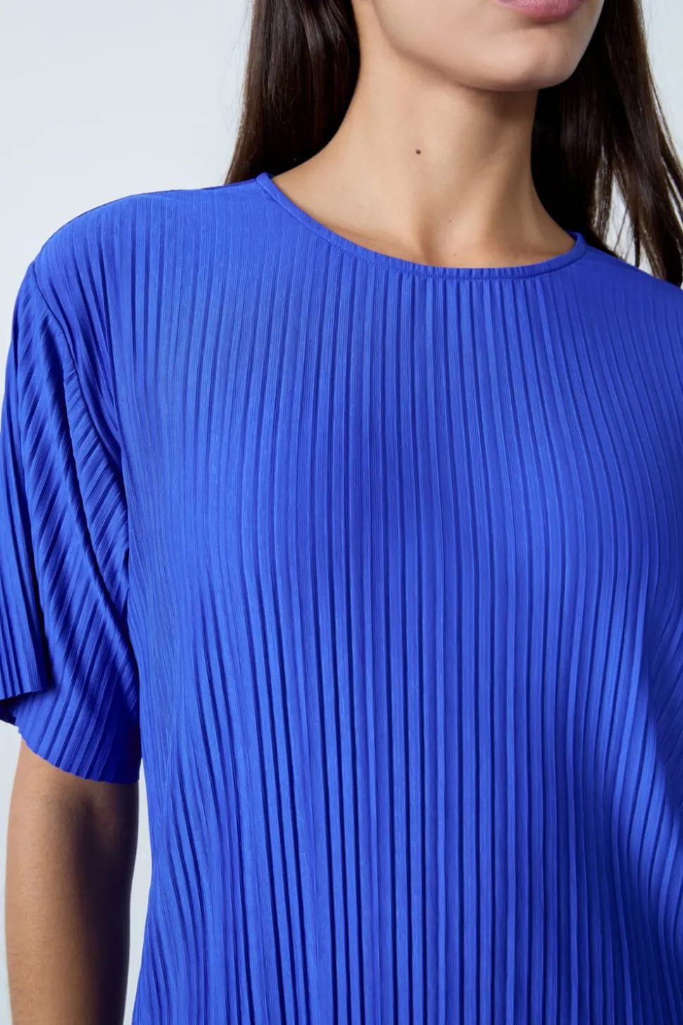 Top plisado de manga corta