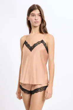 Top satinado con detalles de encaje